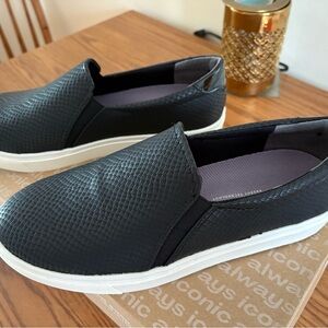 Dr. Scholl’s Black Slip-On Sneakers 9 wide
